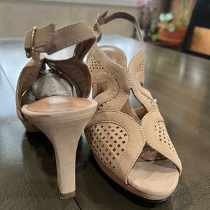 Clark's Tan Heels size 7